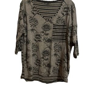 Nwt grey blue vneck Luv 4 anouka ladies Top Size medium striped floral casual